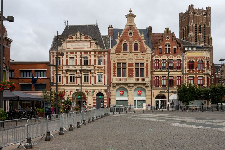 20210910__00390-7 Grand place de Bethune, reconstruite par ç architectes après la 1ere guerre mondiale avec un mélange art déco et régionalismes. Ici les banques