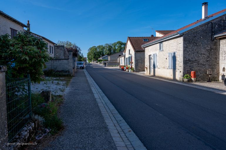 20210913__00390-4 Colombey les deux églises: la rue qui mène à la Boisserie