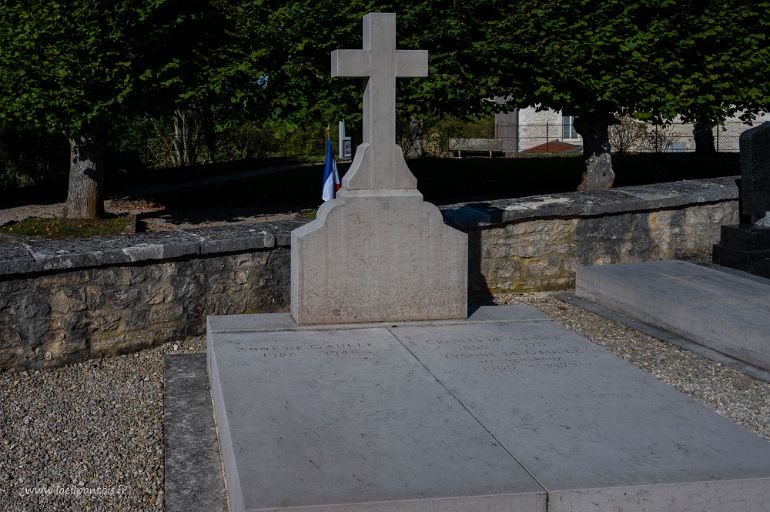 20210913__00390-9 Colombey les deux églises, tombe de Charle etnYvonne de Gaulle et de leur fille Anne