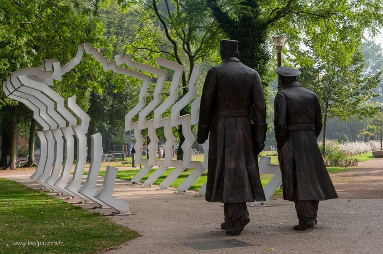 20210905__00281-16 Parc Richelieu: statues de De Gaulle et Churchill devant une France qui retrouve ses frontières: 2017, par Patrick Berthaud