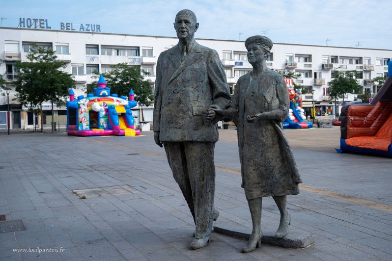 20210905__00281-22 Statue de Charles et Yvonne de Gaulle sur la place d'armes réalisée en 2014 par la sculptrice Nantaise Elisabeth Cibot