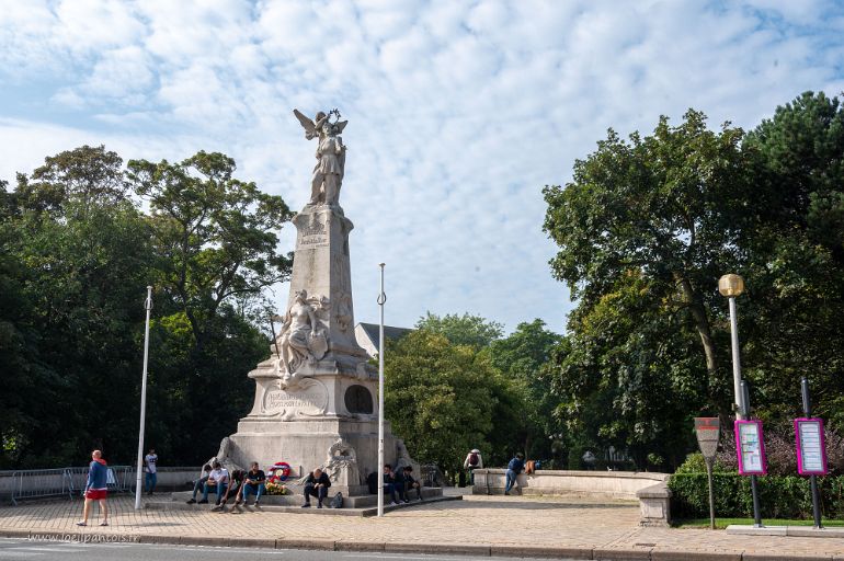 20210905__00281-26 Monument aux morts devant le parc St Pierre et ses nombreux migrants