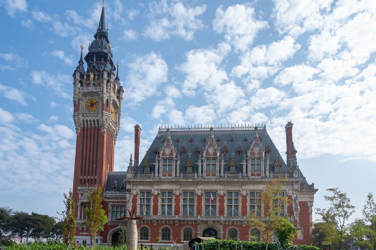 20210905__00281-30 Beffroi et hotel de Ville, construits au début du XXe s et entièrement restaurés après la 2ème guerre mondiale