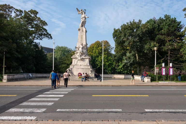 20210905__00281-5 Monument aux morts devant le parc St Pierre et ses nombreux migrants