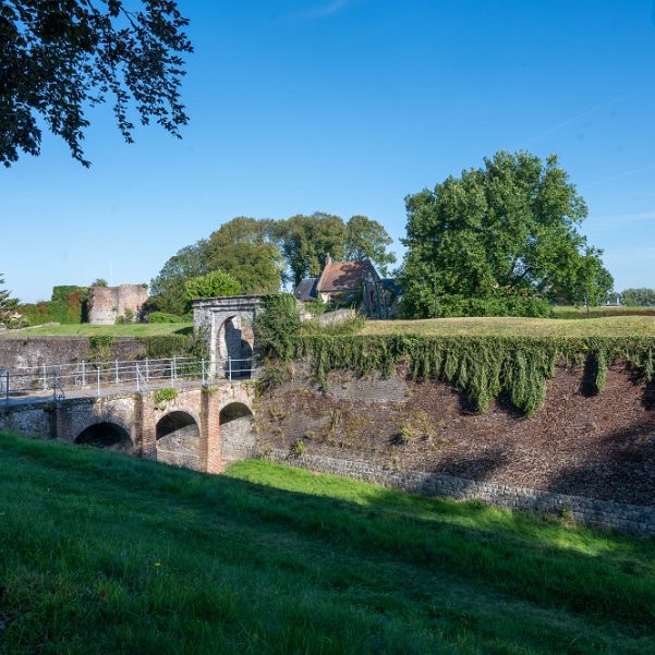 Montreuil sur Mer Minuscule sous-préfecture du Pas de Calais (1952 habitants), Montreuil exhibe fièrement une citadelle construite en 1567...