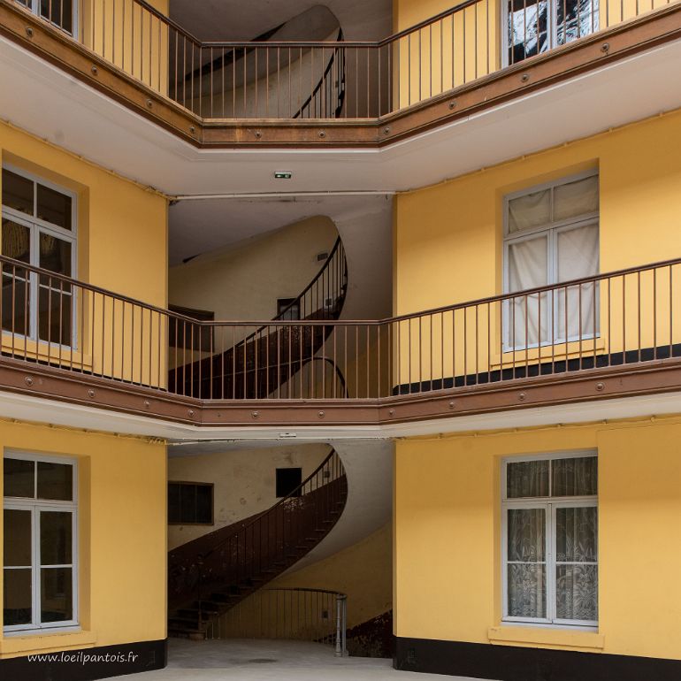 20210912__00390-30 Familistère de Guise: palais social: escaliers du bâtiment central