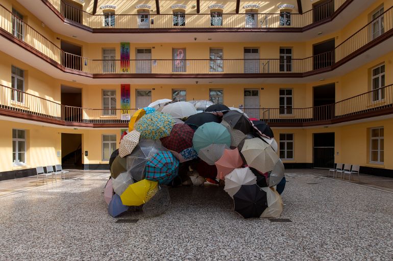 20210912__00390-32 Familistère de Guise:Sunny (2016) Oeuvre de Kohei Sasahara (né à Tokyo en 1984), construite avec 200 parapluies oubliés par leurs propriétaires dans le parc qui...