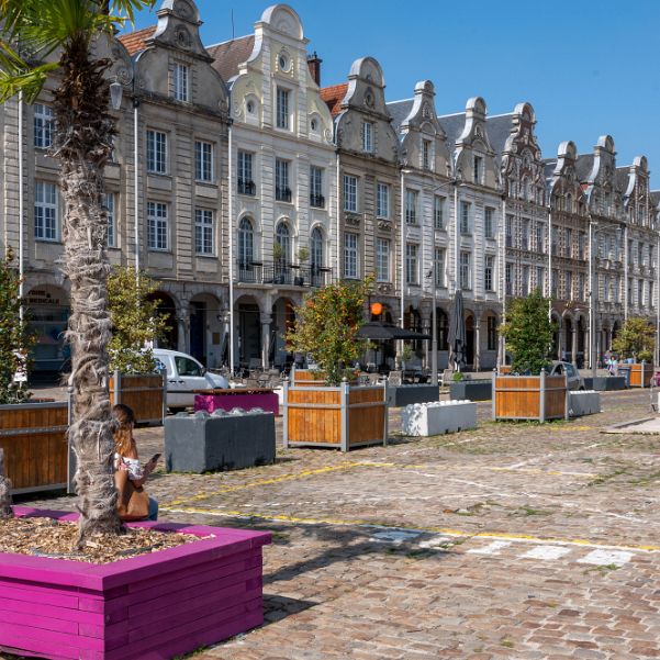 Arras Au coeur de l'Artois, Arras, aujourd'hui préfecture du Pas de Calais, ne montre plus ses cicatrices, malgré les immenses...