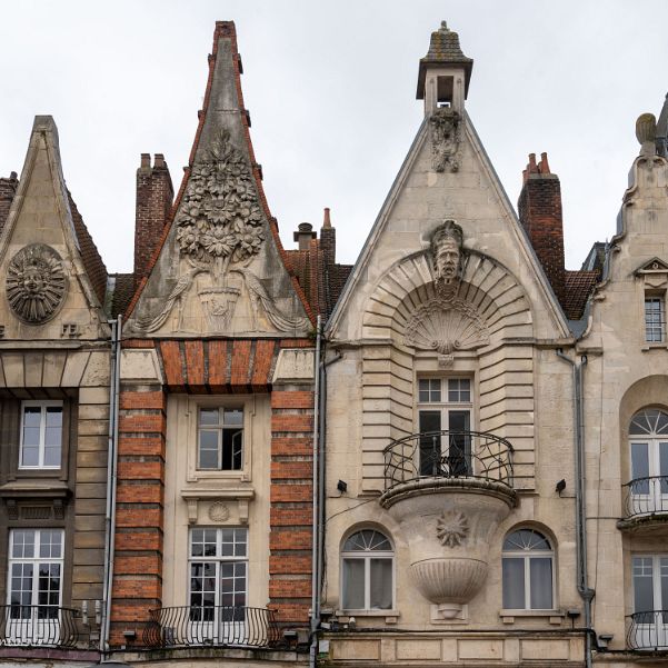 Béthune Comme ses voisines une ville qui passa de pays en pays au cours des ages, une ville martyre des deux guerres, qui connut...