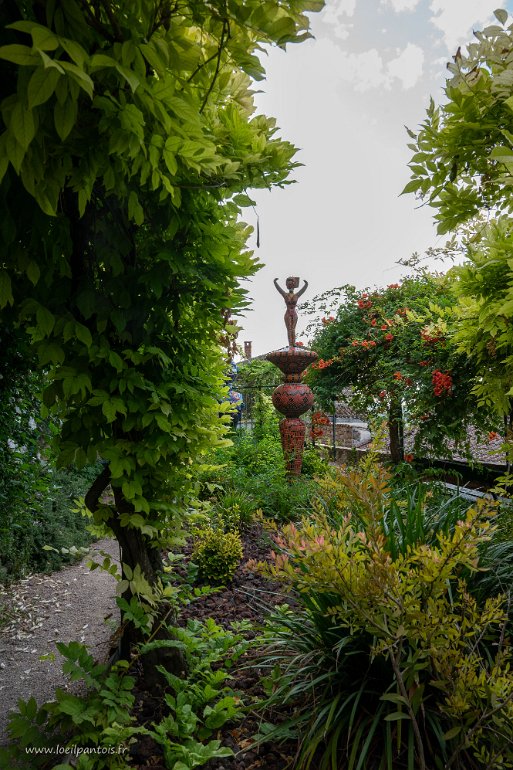 20200731__00447-109 Au coin de la rue obscure: petit jardin avec statue de Stano Kristic: 