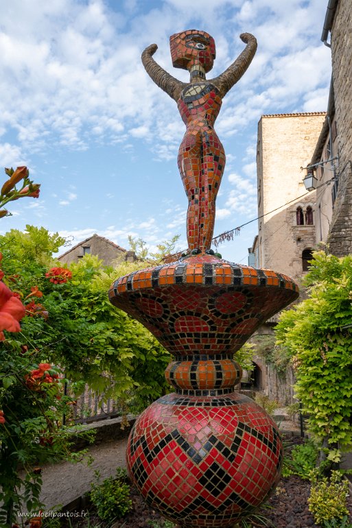 20200731__00447-81 Au coin de la rue obscure: petit jardin avec statue de Stano Kristic: 