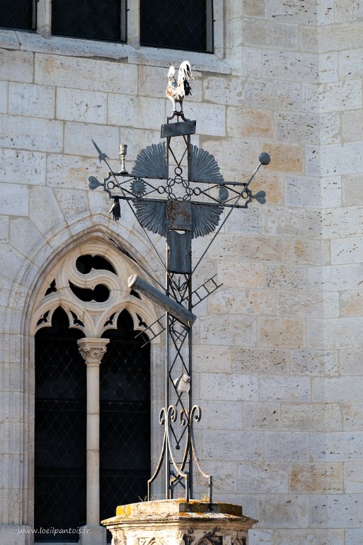 20200729__00447-95 Devant la cathédrale St Caprais: croix de mission élevée en 1816. Ces croix érigées après la révolution pour restaurer la pratique religieuse comportent tous...