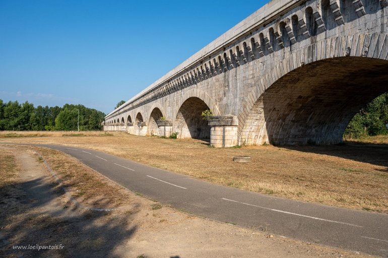 20200730__00447-47 Le pont canal, terminé en 1849, permet au canal de Garonne (prolongement du canal du midi) de franchir la Garonne. Avec 539m, il est le 2e plus long de France.