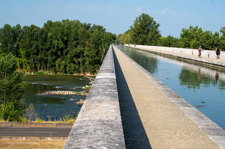 20200730__00447-77 Le pont canal, terminé en 1849, permet au canal de Garonne (prolongement du canal du midi) de franchir la Garonne. Avec 539m, il est le 2e plus long de France.