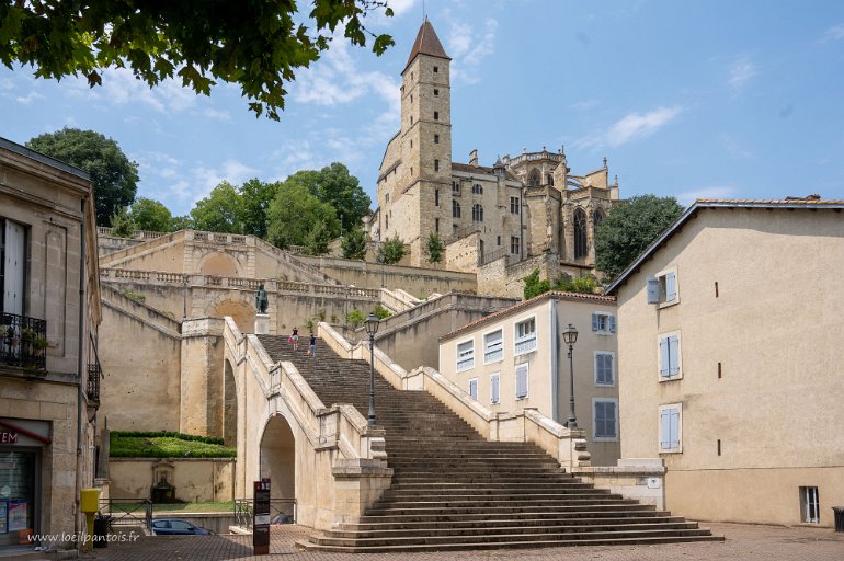 20200729__00447-44 Vue de l'Escalier Monumental (1863) avec la statue de d'Artagnan (1931) et en haut la tour d'Armagnac (construite au XVe s par l'évêque comme prison)