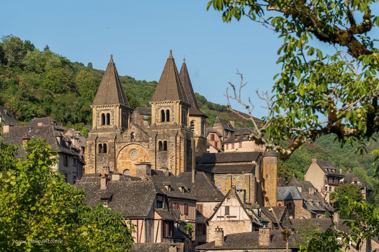 20200731__00447-102 L'abbatiale Ste Foy de Conques, XI et XIIe siècle , les tours ont été surélevées et dotées de pyramides en 1881. L'abbatiale est confiée à l'ordre des...