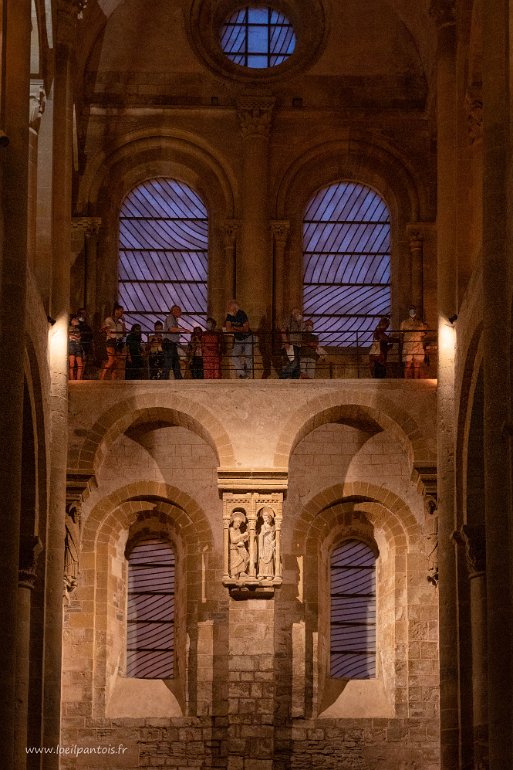 20200731__00447-122 Abbatiale Ste Foy: transept nord avec vitraux P. Soulages et le haut relief de l'Annonciation attribué au