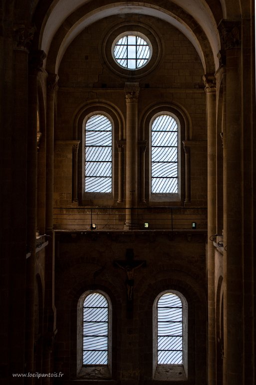 20200801__00059-10 Abbatiale Ste Foy: transept sud avec vitraux P. Soulages