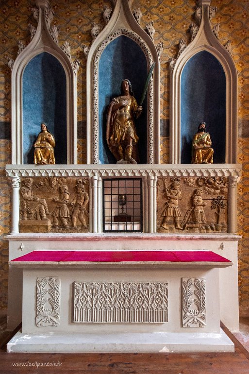 20200730__00447-15 Abbaye St Pierre de Moissac: chapelle des reliques, reliques de St Cyprien dans le ciboire apportées en 1212. Au dessus, statue en bois doré de St Ferréol,...