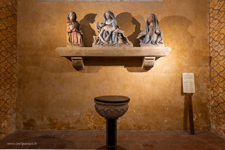 20200730__00447-16 Abbaye St Pierre de Moissac: Vierge de la Pitié, pierre polychrome, 1476. La Vierge est entourée de St Jean et de Marie Madeleine