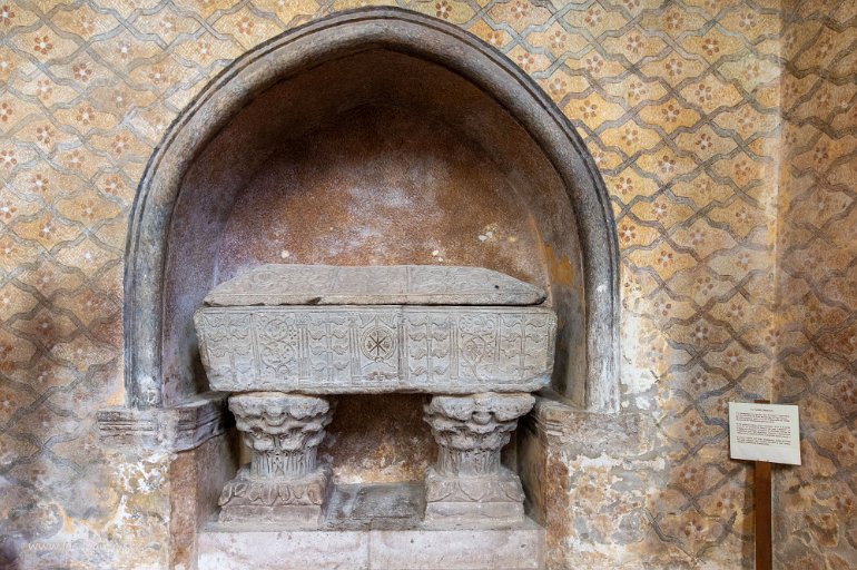 20200730__00447-30 Abbaye St Pierre de Moissac: sarcophage de marbre du IVe s, remployé pour recevoir la dépouille de l'abbé Raymond de Montpezat mort en 1245. Au centre le X...