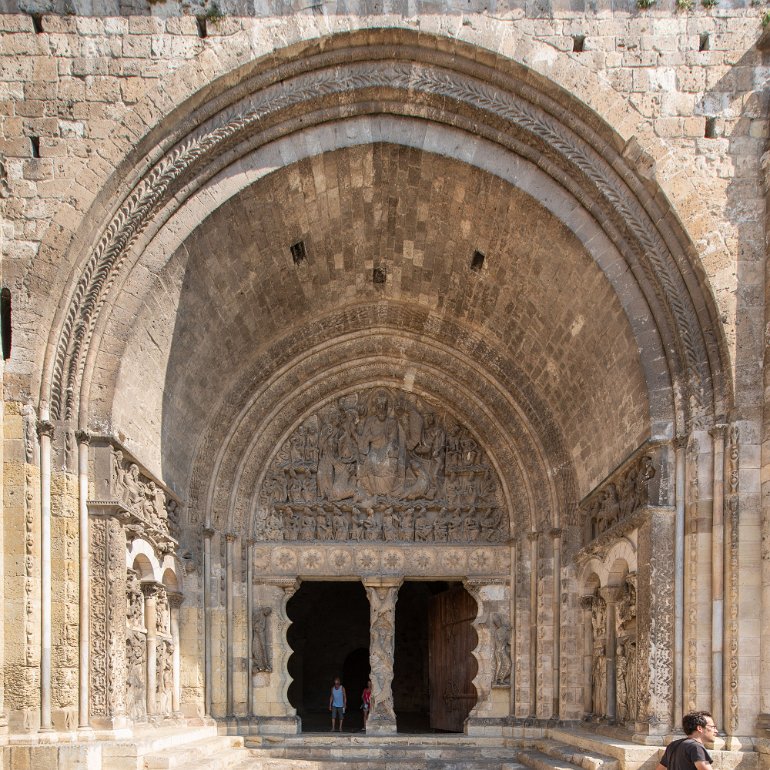 20200730__00447-4 Abbaye St Pierre de Moissac: tympan du porche méridional, vers 1130: Le linteau de la porte est composé de 8 rosaces encadrées d'un câble sortant de la gueule...