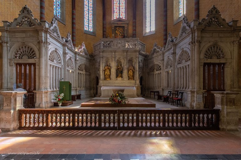20200730__00447-43 Abbaye St Pierre de Moissac: retable et clôture du choeur, ensemble de pierre début XVIe s avec les statues plus tardives de St François de Salles et Sainte...