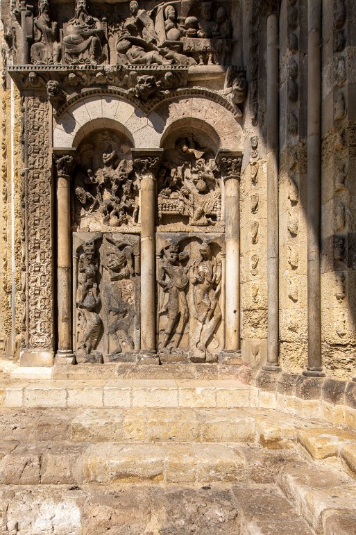 20200730__00447-46 Abbaye St Pierre de Moissac: tympan du porche méridional, vers 1130: côté gauche, illustration de la parabole de Lazare et du mauvais riche et en bas les...
