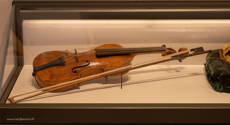 20200730__00447-110 Musée Ingres Bourdelle: le violon d'Ingres. Malgré sa célébrité, il n'est cependant qu'un instrument modeste, un 3/4 de violon constitué d'éléments différents...