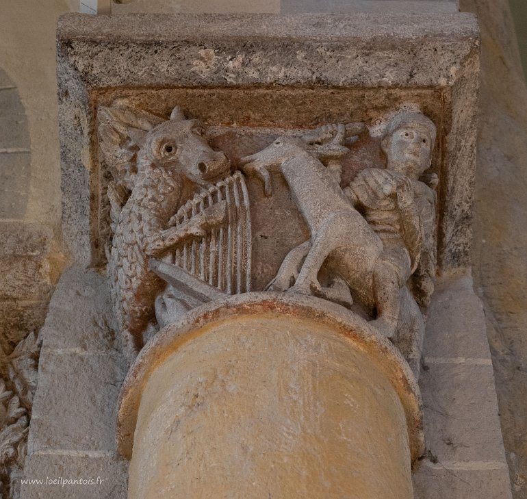 20200802__00032-18 Eglise de Saint Nectaire, (XIIe s): homme chevauchant un bouc (et s'animalisant ainsi) face à un animal à la Lyre (qui tente de s'humaniser ainsi): la luxure...