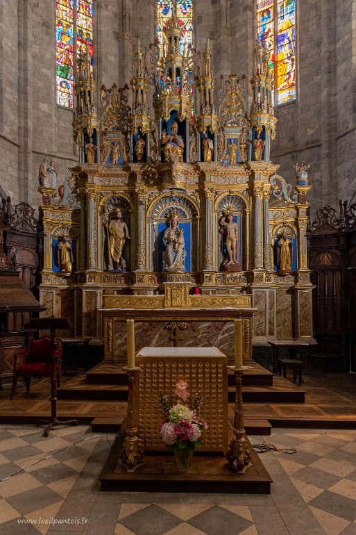 20200727__00267-12 Cathédrale Notre Dame : choeur: retable en bois sculpté du XVIe s et maitre autel en marbre du XVIIIe