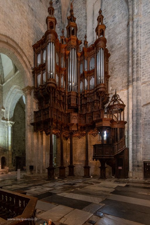20200727__00267-16 Cathédrale Notre Dame : le grand orgue, curieusement placé en coin dans l'avant nef