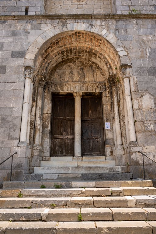 20200727__00267-23 Cathédrale Notre Dame : portail d'entrée avec un tympan figurant l'adoration des Mages au dessus des 12 apôtres