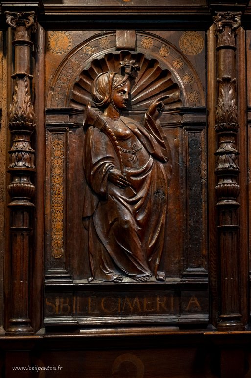 20200727__00267 Cathédrale Notre Dame : choeur détail des boiseries du début du XVIe s. La sibylle Cimmérienne porte un biberon en forme de corne symbolisant la Vierge...