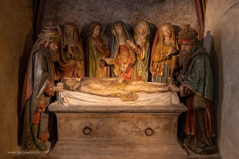 20200801__00059-42 Eglise Saint Mathieu, mise au tombeau du XVe s: Le christ soutenu par Joseph d'Arimathie à gauche et Nicodème à droite. Derrière, de G à D: Marie mère de...