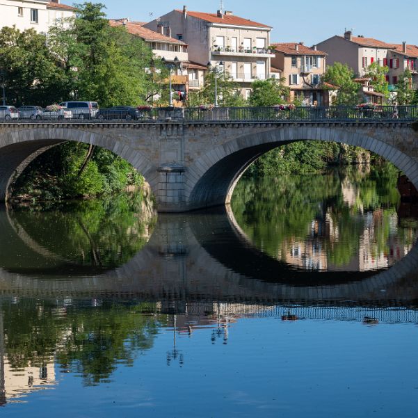 Castres et ses environs Haut lieu de la réforme protestante au XVIe s, Castres y connut une période de prospérité qui prit fin avec la...