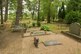 20180625__00328-142 Jurkalne, autour de l'église catholique le cimetière.