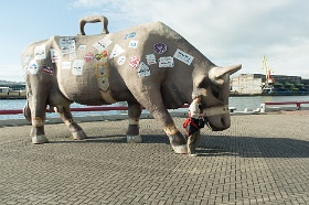 20180625__00328-172 Ventspils, La vache voyageuse, Pauls Spridzans, 2005. Suite de la Cow Parade 2002 et de son dixième anniversaire en 2012.