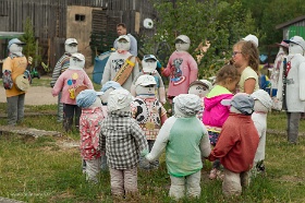 20180624__00328-16 Sabile, jardin de poupées, 200 poupées disposées chaque matin dans ce petit jardin ouvert gracieusement à tous.