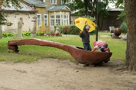 20180624__00328-35 Kuldiga, rue de Liepaja. Dans le parc de la mairie, une cuillèrée de bébés.