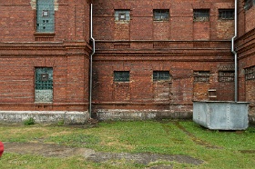 20180625__00328-58 Liepaja, Karosta, prison, transformation des fenêtres de l'ancien hopital.