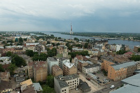 20180621__00155-133 Rue Turgeneva, Académie des sciences, vue depuis la plateforme vers le Sud et la tour de télévision de 368m construite sur l'ile Zakusala entre 1979 et 1986.