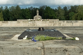 20180623__00392-10 Rue Varonu, cimetières des frères de Riga (Bralu Kapi), flamme du soldat inconnu.