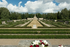20180623__00392-11 Rue Varonu, cimetières des frères de Riga (Bralu Kapi), mémorial avec la statue de la mère Lettonie et de ses fils morts (Karlis Zale, 1929)