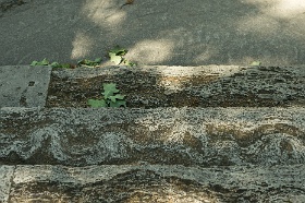 20180623__00392-13 Rue Varonu, cimetières des frères de Riga (Bralu Kapi), détail marches escalier