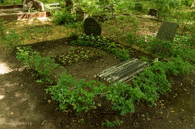 20180623__00392-30 Rue Aizsaules, Raina Kapi (cimetière Rainis), créé en 1929. Chaque tombe y est un petit jardin avec sièges ou bancs .