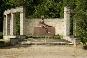 20180623__00392-45 Rue Aizsaules, Raina Kapi (cimetière Rainis). Monument à l'écrivain indépendantiste et ancien ministre Rainis, pseudonyme de Jānis Pliekšāns (1865-1929)