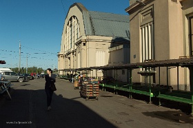 20180620__00257-23 Marché de producteurs avant l'ouverture devant le marché central