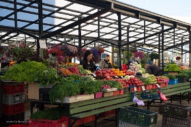 20180620__00257-52 Stand de légumes devant le marché central