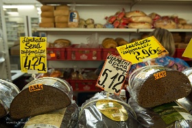 20180622__00735-118 Marché central, les pains noirs de luxe.